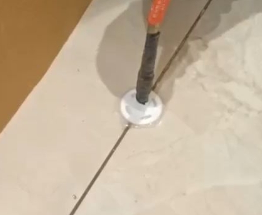 上海瓷砖空鼓维修公司专业解答瓷砖在铺贴过程中，如果没有涂抹均匀到位的粘结材料（如水泥砂浆或瓷砖胶），可能会导致以下问题