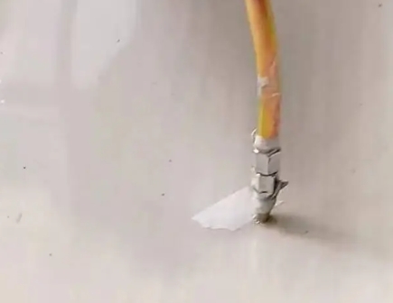 上海瓷砖空鼓维修公司专业解答在瓷砖铺贴过程中，如果使用的砂料过粗（如全部使用了粗砂），可能会导致以下问题