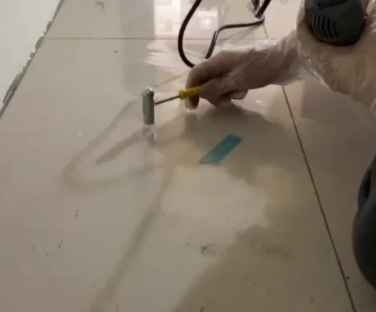 上海瓷砖开裂维修公司专业分享瓷砖在铺贴前如果没有沥干水分，将会导致以下问题